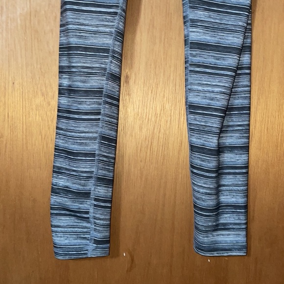 •OLD NAVY•BLACK/WHITE/GRAY STRIPE MID-RISE ACTIVEWEAR YOGA LEGGINGS SIZE MEDIUM - Picture 7 of 8
